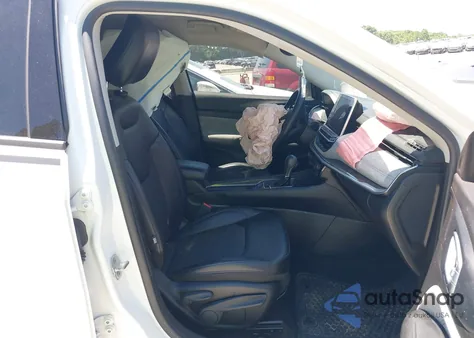 2022 Jeep Compass Latitude 4X4 z USA, uszkodzony, nr VIN 3C4NJDBB5NT143853